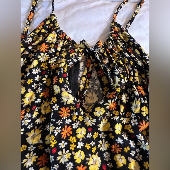 NWT Forever 21 floral print halter dress. Keyhole in front. Zipper closure. Med - Picture 7 of 9